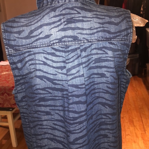Chico’s large blue denim sleeveless animal print denim button down shirt - Picture 13 of 15